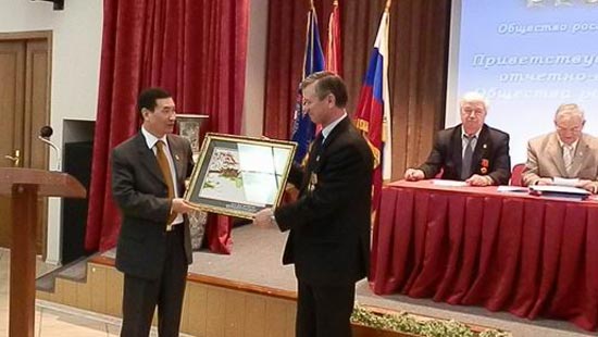 ມອບນາມມະຍົດສາດສະດາຈານກິຕິມະສັກໃຫ້ແກ່ປະທານສະມາຄົມມິດຕະພາບ ຫວຽດນາມ ລັດເຊຍ.